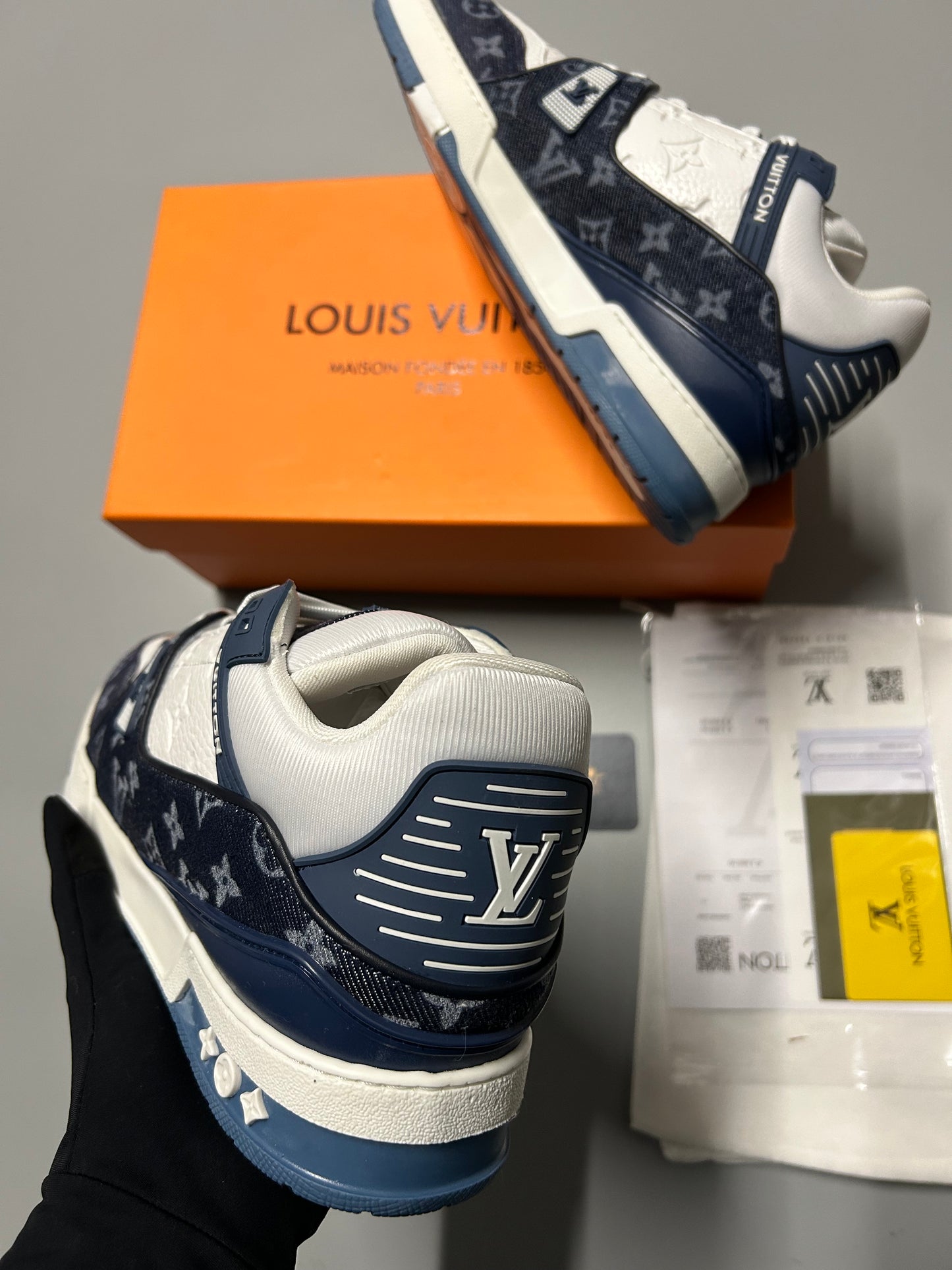 UK 6 - L V Trainers